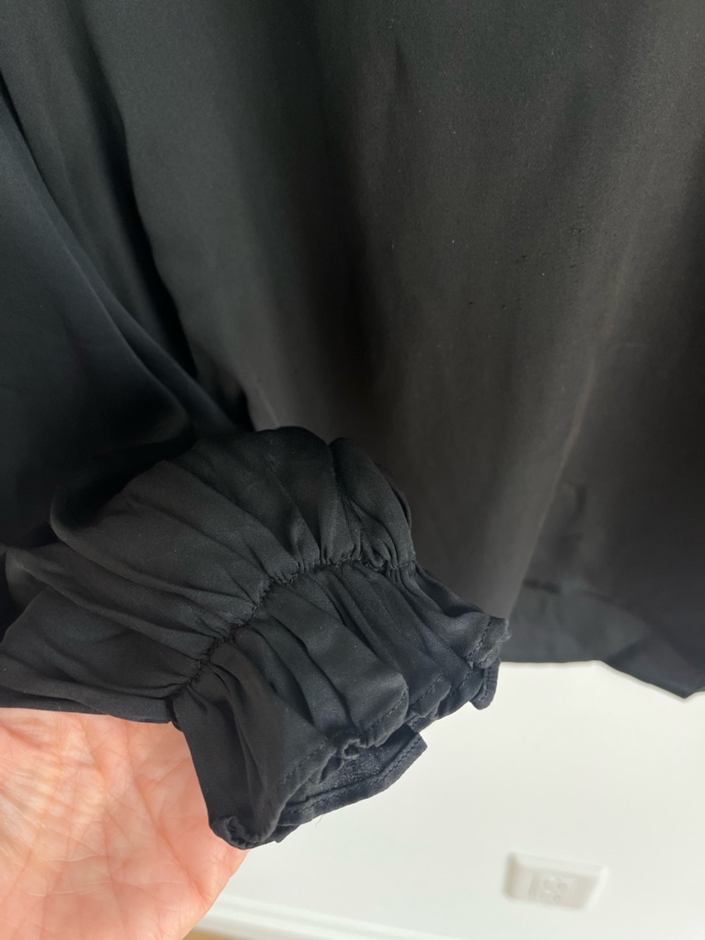 Diane von Furstenberg Black Silk Stretch V-Neck Blouse Ruffle Cuff Size 4 - Picture 7 of 8